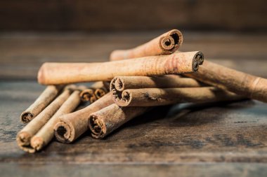 tarçın kahverengi ahşap tablo üzerinde olduğunu