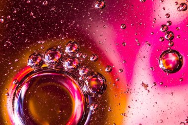 Suda yağ damlacıkları