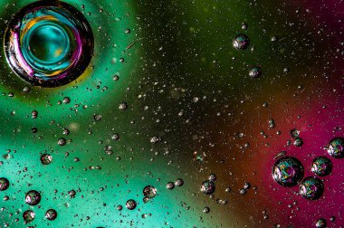 Suda yağ damlacıkları