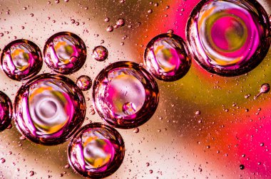 Suda yağ damlacıkları