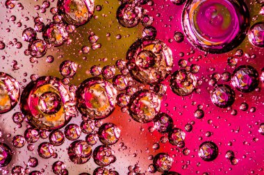 Suda yağ damlacıkları