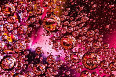 Suda yağ damlacıkları