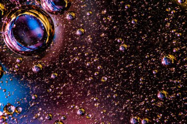 Suda yağ damlacıkları