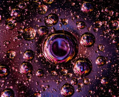 Suda yağ damlacıkları