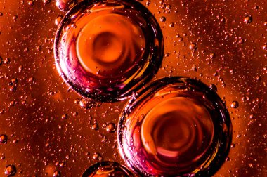 Suda yağ damlacıkları