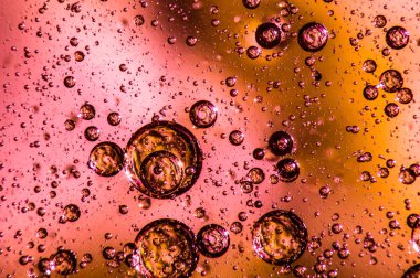 Suda yağ damlacıkları