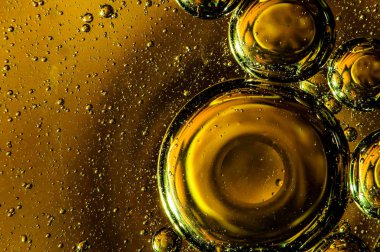 Suda yağ damlacıkları