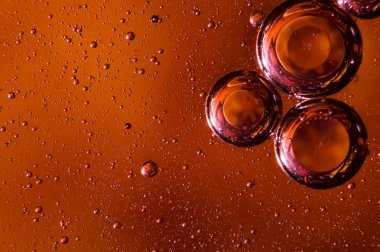 Suda yağ damlacıkları