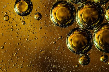 Suda yağ damlacıkları