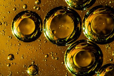 Suda yağ damlacıkları