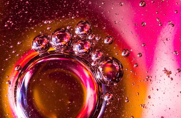 Suda yağ damlacıkları