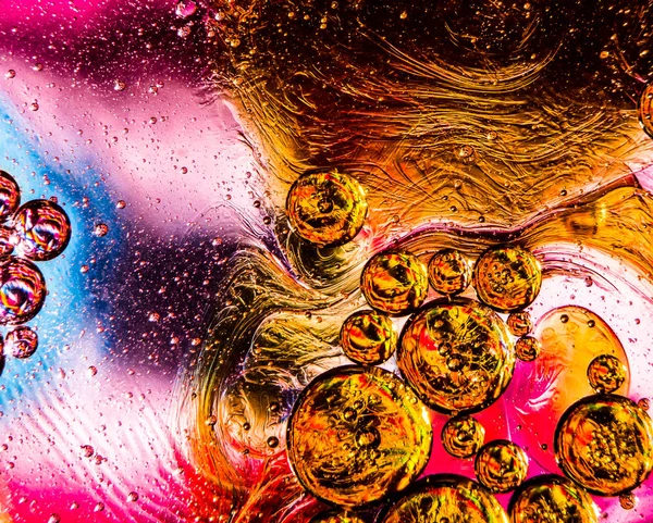 Suda yağ damlacıkları