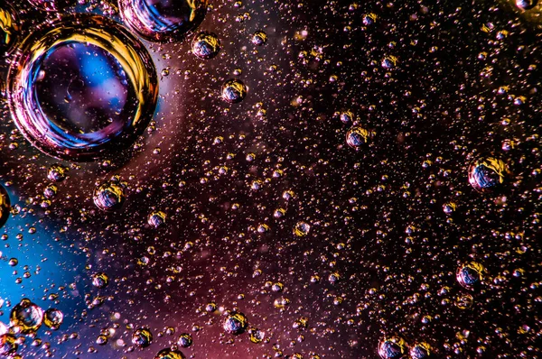 Suda yağ damlacıkları