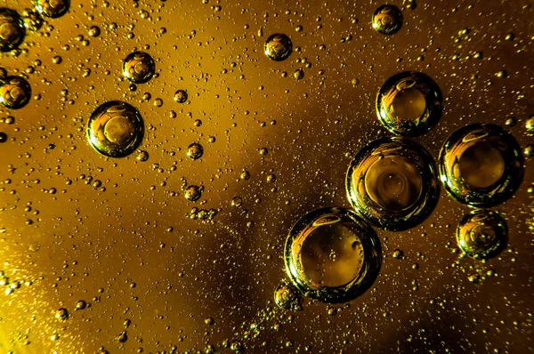 Suda yağ damlacıkları