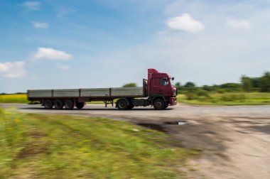 Araba yol üzerinde hareket