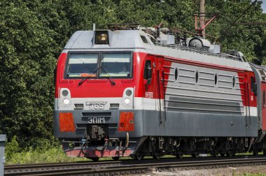 Lokomotif tren rayları üzerinde