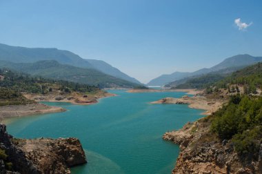 Nehir ve dağ bir yaz gününde