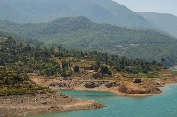 Nehir ve dağ bir yaz gününde