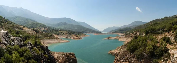 Nehir ve dağ bir yaz gününde