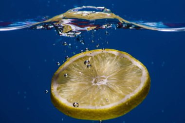 suyun içinde limon dilimi