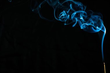 Siyah arka planda sigara içmek. Soyutlama.