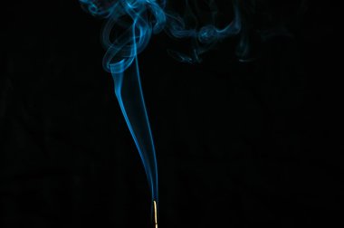 Siyah arka planda sigara içmek. Soyutlama.