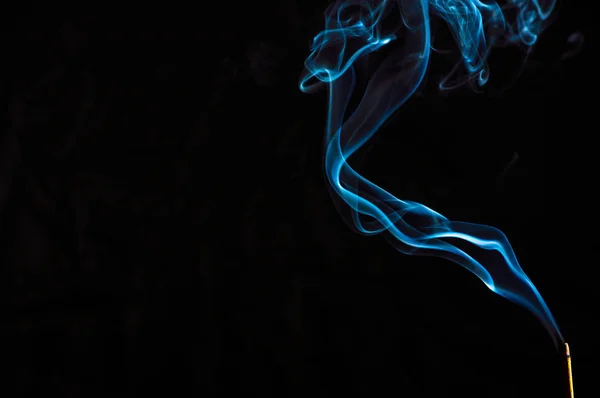 Siyah arka planda sigara içmek. Soyutlama.