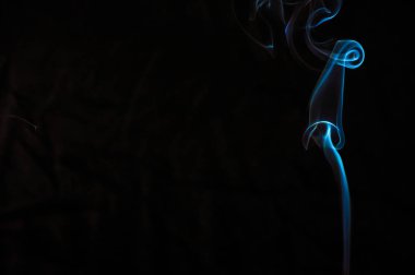 Siyah arka planda sigara içmek. Soyutlama.