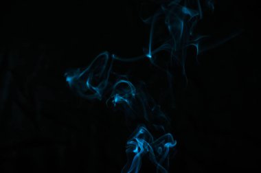 Siyah arka planda sigara içmek. Soyutlama.