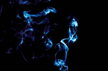 Siyah arka planda sigara içmek. Soyutlama.