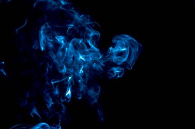 Siyah arka planda sigara içmek. Soyutlama.