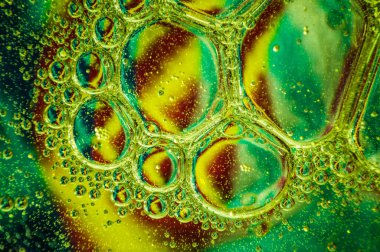 Suda yüzen yağ damlaları