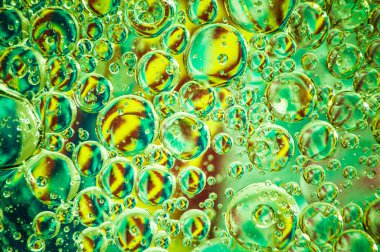 Suda yüzen yağ damlaları