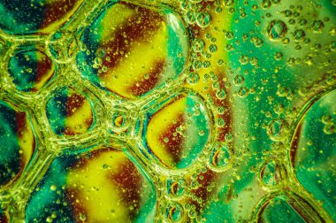 Suda yüzen yağ damlaları