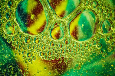 Suda yüzen yağ damlaları