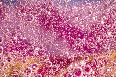 Suda yüzen yağ damlaları