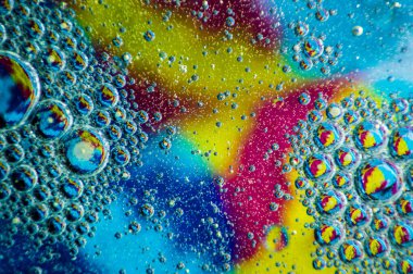 Suda yüzen yağ damlaları