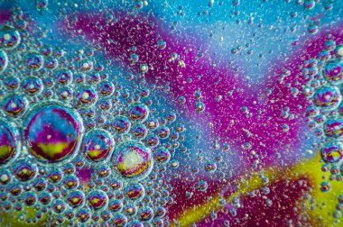 Suda yüzen yağ damlaları