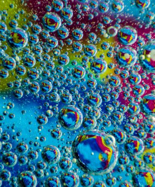 Suda yüzen yağ damlaları