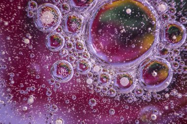 Suda yüzen yağ damlaları