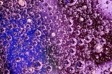 Suda yüzen yağ damlaları