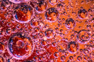 Suda yüzen yağ damlaları