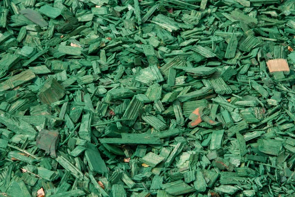 Dekoratif ahşap yongaları. Bitkiler çiçek yatak ve çimler üzerinde korumak için doğal parlak yeşil renkli ahşap talaşı. Seçimli-e doğru agrofibers.