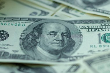 Yeşil dolar faturaları tasarımını için arka plan. Franklin gözünü odaklan. Diğer banknotların arka plan üzerinde 100 dolarlık banknot yakın çekim fotoğraf.