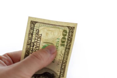 Kimlik doğrulama izni için 100 dolarlık banknot. 100 dolarlık banknot üzerinde filigran. Banknot elinde bir filigran ile beyaz bir arka plan üzerinde.