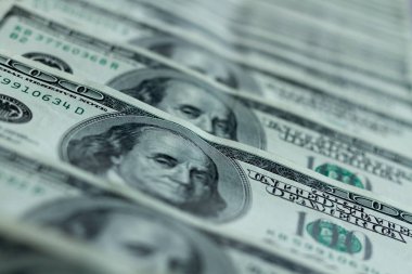 Banknot merdiven. Seçici odak ile fotoğraflar. Fotoğraf perspektif içinde para. Çapraz olarak ortaya konulan Amerikan 100 dolarlık banknotlar.