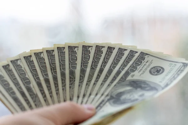 Fanoušek Více Než 100 Dolarové Bankovky Mužské Ruce Spoustu Peněz — Stock fotografie