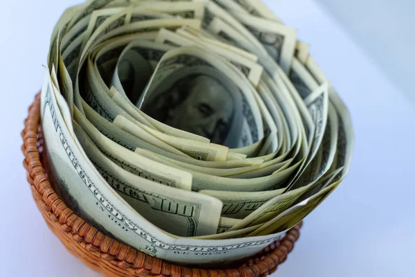 Tam hasır sepet para ile. Tam bir tabak kağıt para. Yeşil bir sürü bir hasır sepet küçük giderleri için para kazanın. Üzüm yapılan sepet içinde nakit Amerikan Doları. Belirli bir açıyla üstten görünüm.