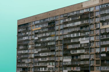 Konut postsocialist bir ülkede bina. Gecekondu, yüksek fiyatlarla konut sosyal. Kötü yaşam koşulları ile konut çok katlı beton ev. Yoksul insanlar için ucuz konut.