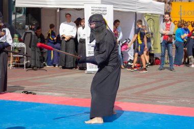 Kiev, Ukrayna, 9 Eylül 2018: Intersport çalışma Ua. Kiev sporun dünya günü. Ken-do bir egzersiz bir kargılı sanatı gösteren bir savaşçı.